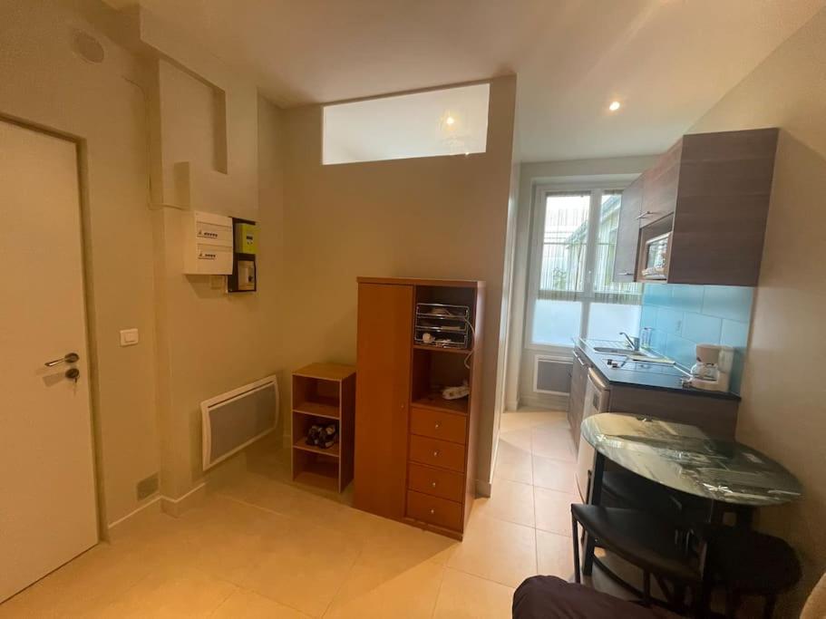 - une cuisine avec un comptoir, un évier et une table dans l'établissement studio 75012, à Paris