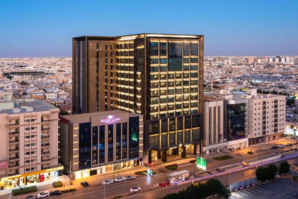 - une vue sur une ville avec un grand bâtiment dans l'établissement Narcissus The Royal Hotel, à Riyad