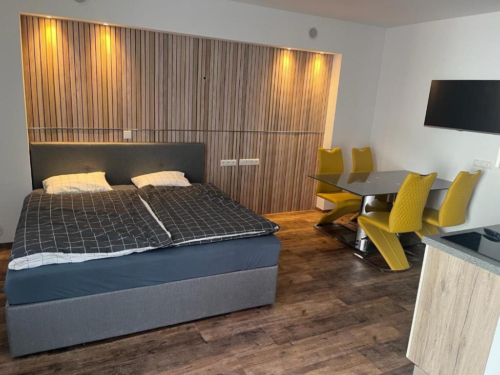1 dormitorio con 1 cama, mesa y sillas en Eisenstrassen Apartment en Ybbsitz