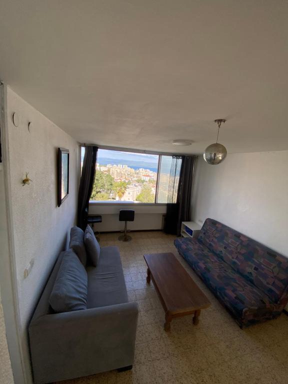 A seating area at דירה גדולה ומרווחת עם נוף ישיר לכינרת והגולן