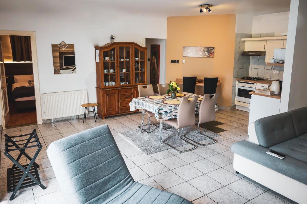 Kuchyň nebo kuchyňský kout v ubytování Bory Apartman, zárt udvari parkolás, MET Aréna 2,5 km
