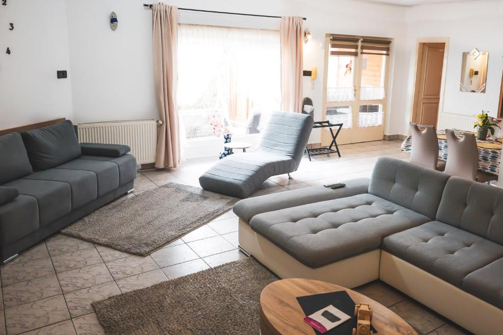 Posezení v ubytování Bory Apartman, zárt udvari parkolás, MET Aréna 2,5 km