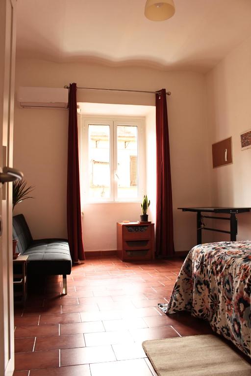 Schlafzimmer mit einem Bett und einem Fenster in der Unterkunft My Little Nest in San Lorenzo - Termini - Holiday Home in Rom