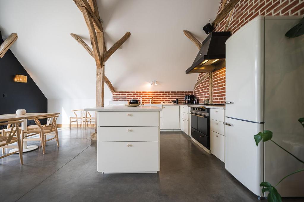 Kuchyň nebo kuchyňský kout v ubytování La Grange De Léonie, Chambres d'hôtes avec Piscine et Spa