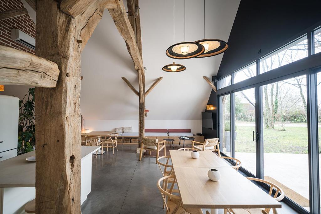 Posezení v ubytování La Grange De Léonie, Chambres d'hôtes avec Piscine et Spa
