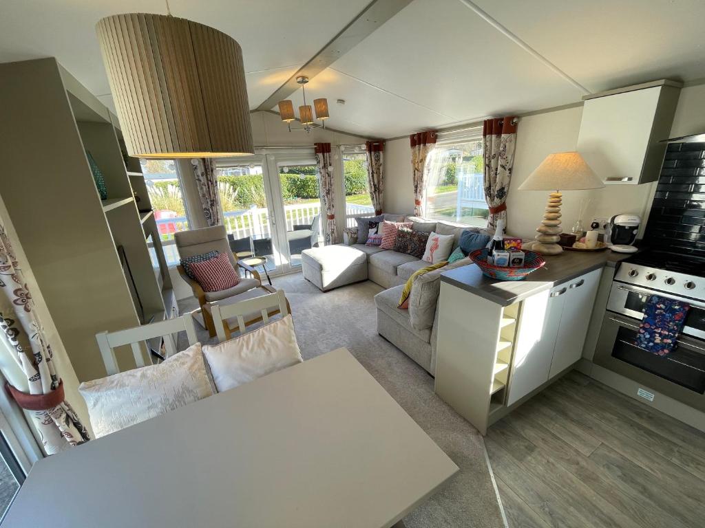 Kuchyň nebo kuchyňský kout v ubytování Seton Sands Haven Holiday Park - Prestige Caravan