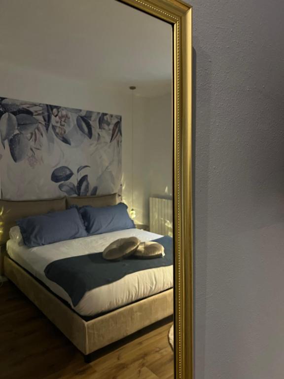 un letto a specchio in una camera da letto di Residenza San Rocco ''Suite sul lago'' a Orta San Giulio