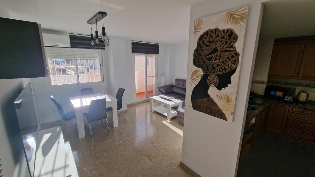 Il comprend une cuisine et un salon avec une table et des chaises. dans l'établissement Paraíso Soleado, à Grao de Castellón