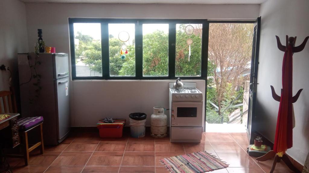 cocina con nevera y ventana en Amplio monoambiente en Paraná