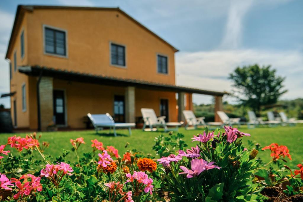 a house with a bunch of flowers in front of it at 8380 Agriturismo il Saragiolo in Manciano