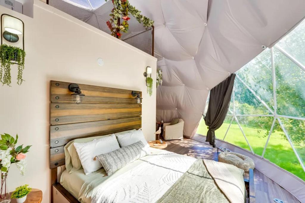 a bedroom with a bed in a tent at Unique Escapes - Nature Lovers Geodome in Monticello