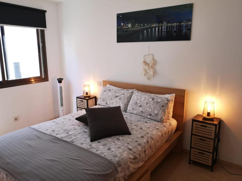 sypialnia z łóżkiem z 2 lampami w obiekcie BKD1 - Apartamento entero a 50 metros PLAYA DE LAS CANTERAS w mieście Las Palmas de Gran Canaria