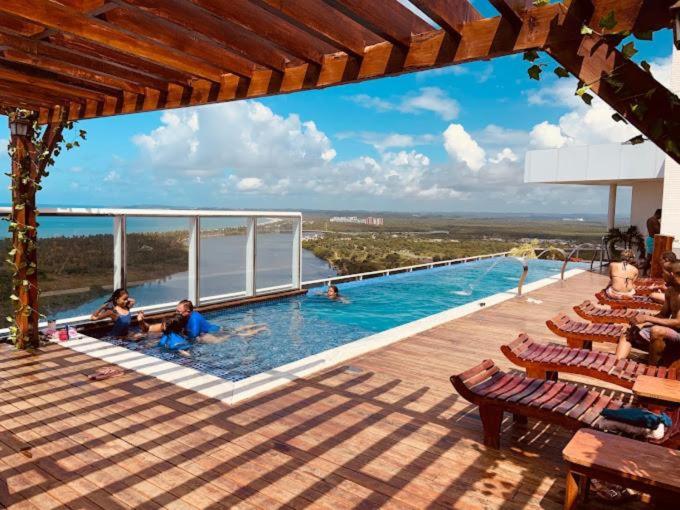 un gruppo di persone sedute in una piscina di flatpaivahome bugan paiva a Recife