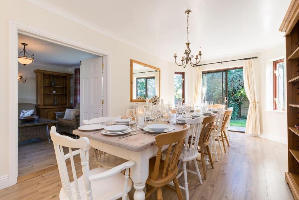 una sala da pranzo con un lungo tavolo e sedie di Stratford House - Perfect for a get together a Upton Snodsbury