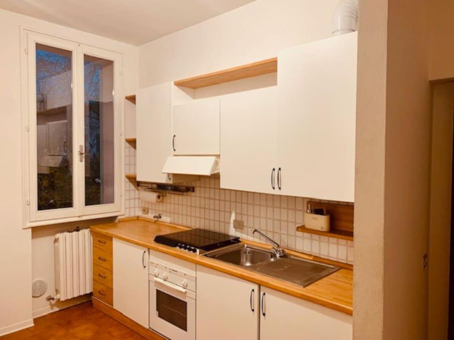 - une cuisine avec des placards blancs et un évier dans l'établissement da Gio-Comodo centralissimo monolocale, à Faenza