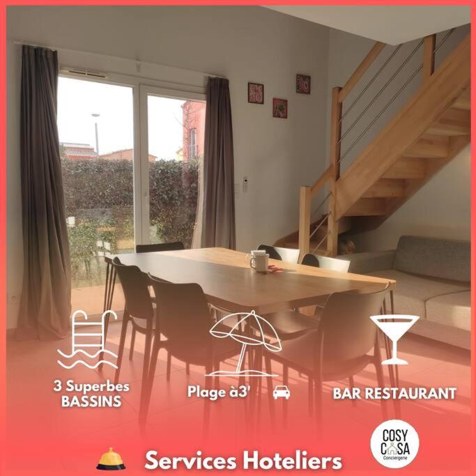 un salon avec une table, des chaises et un canapé dans l'établissement T3 Madiana, Climatisé, piscines, resto, 5mn plages, à Lecci