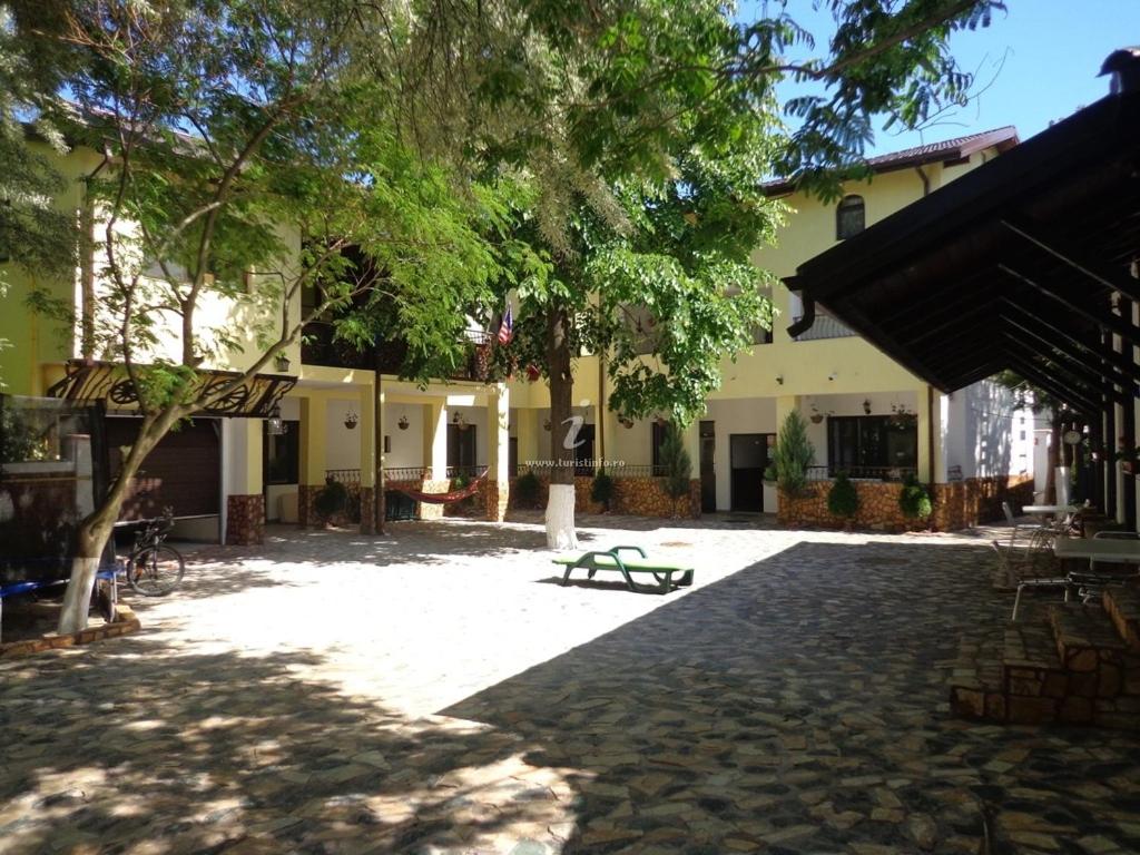 un patio con un banco frente a un edificio en Vila Oaza, en Mangalia