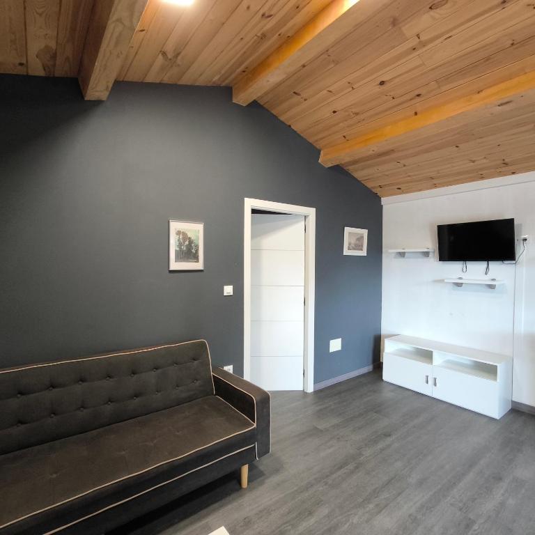 TV a/nebo společenská místnost v ubytování TEIRABOA BASE CAMP
