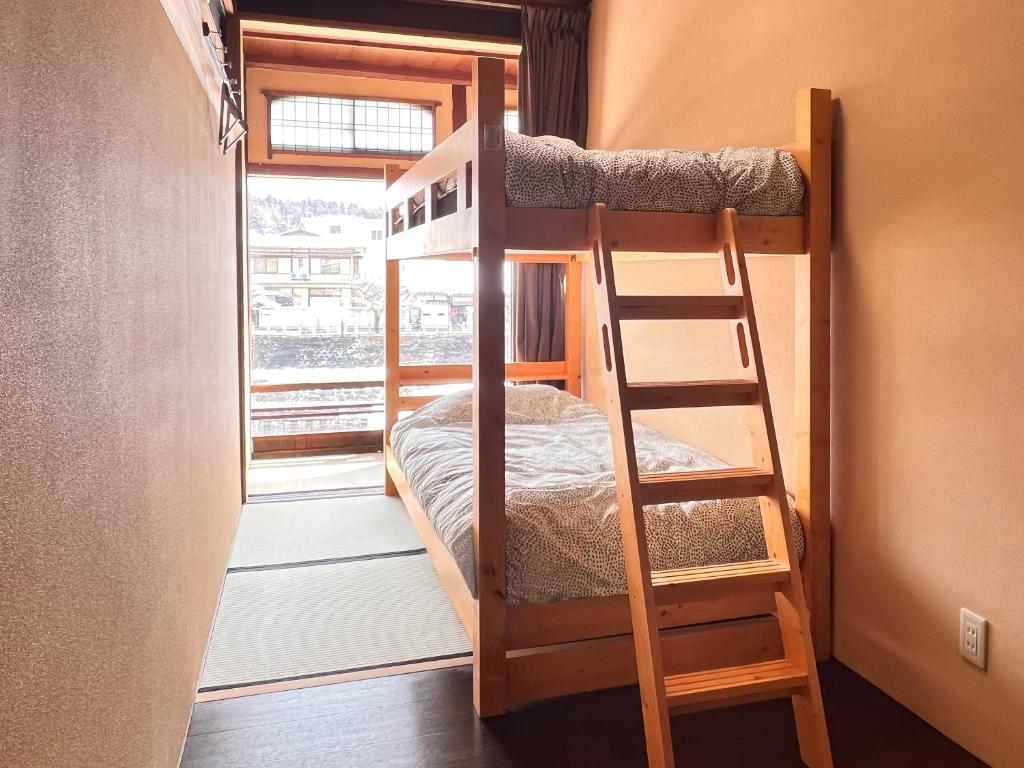 Palanda nebo palandy na pokoji v ubytování Hostel Miyagawa by Murasaki