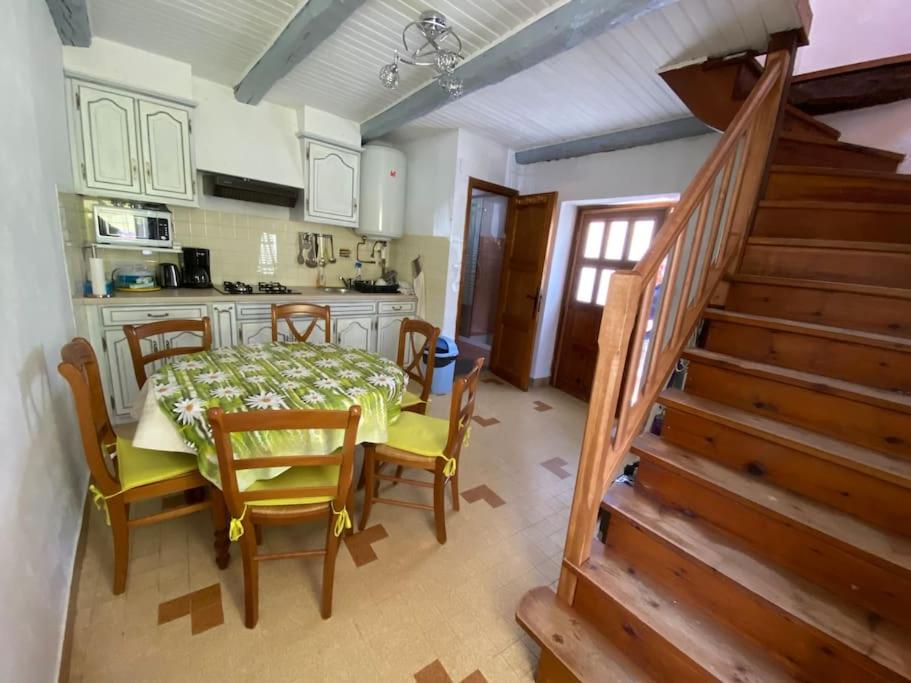 une cuisine et une salle à manger avec une table et des chaises dans l'établissement T2 pour 4 personnes au cœur de St Martin Vesubie avec parking public devant, à Saint-Martin-Vésubie