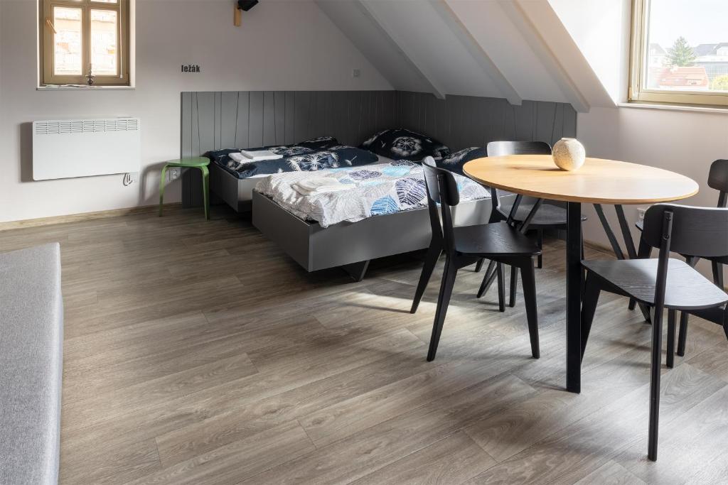 Postel nebo postele na pokoji v ubytování Apartmány v lomnickém pivovaru