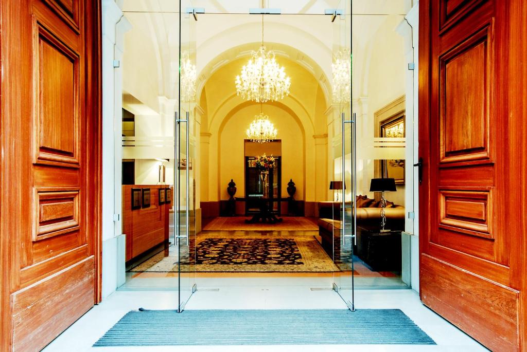 un pasillo con una puerta de cristal que conduce a una habitación en Budapest City Apartments, en Budapest