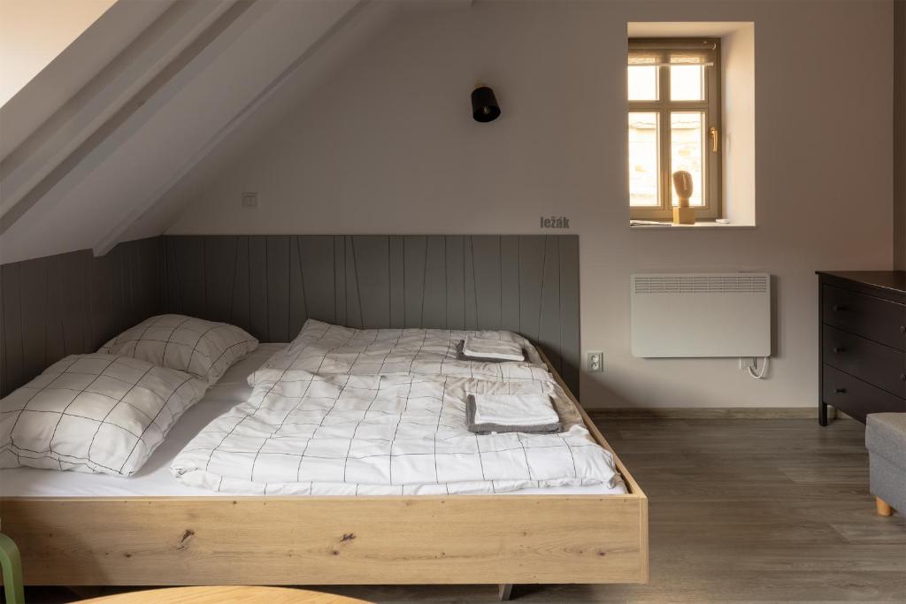 Postel nebo postele na pokoji v ubytování Apartmány v lomnickém pivovaru