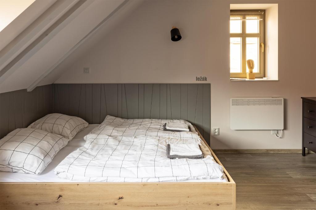 Postel nebo postele na pokoji v ubytování Apartmány v lomnickém pivovaru