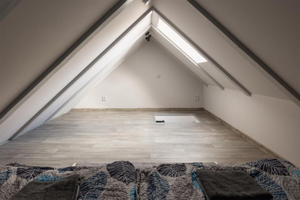 Postel nebo postele na pokoji v ubytování Apartmány v lomnickém pivovaru