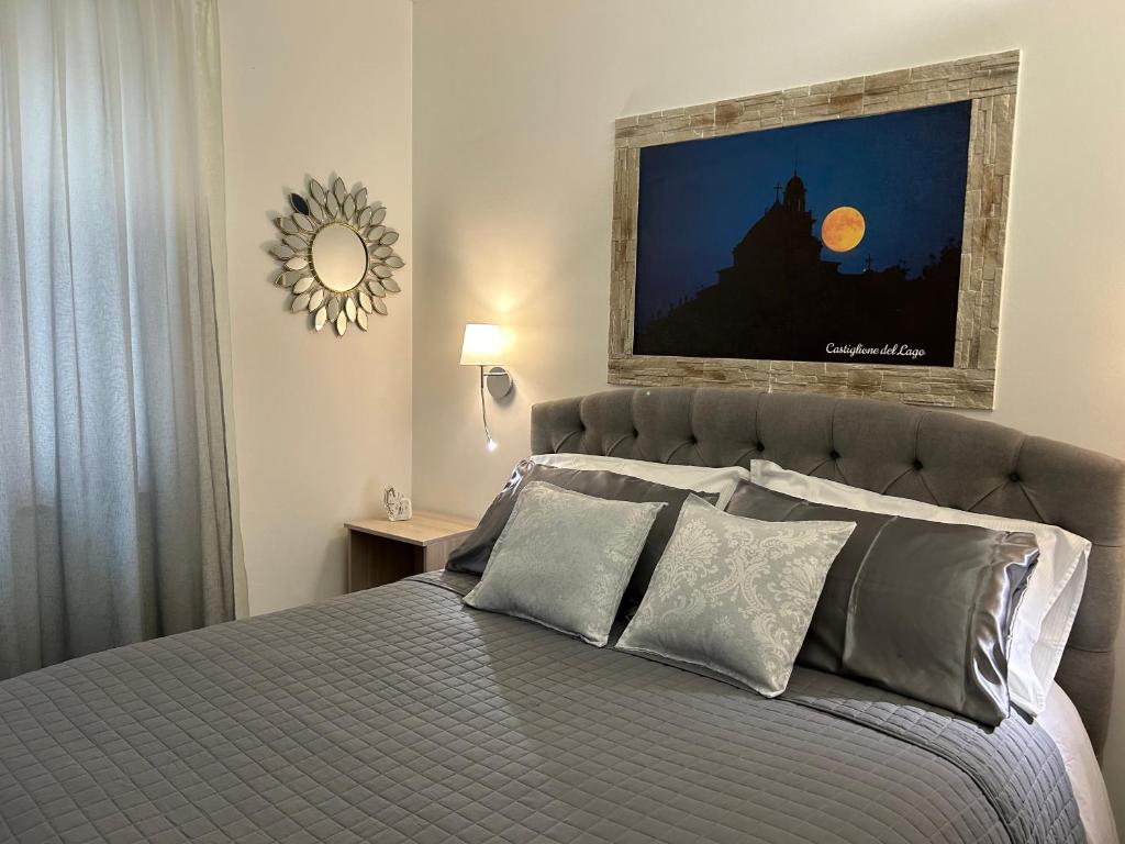 una camera da letto con un grande letto con cuscini di Dolce Dormire a Castiglione del Lago