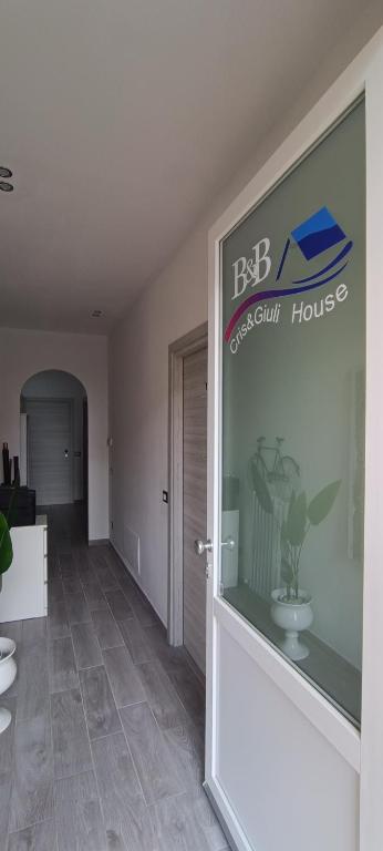 una camera con porta a vetri per l'ingresso di una casa di Cris&Giuli House a Tavarnelle in Val di Pesa