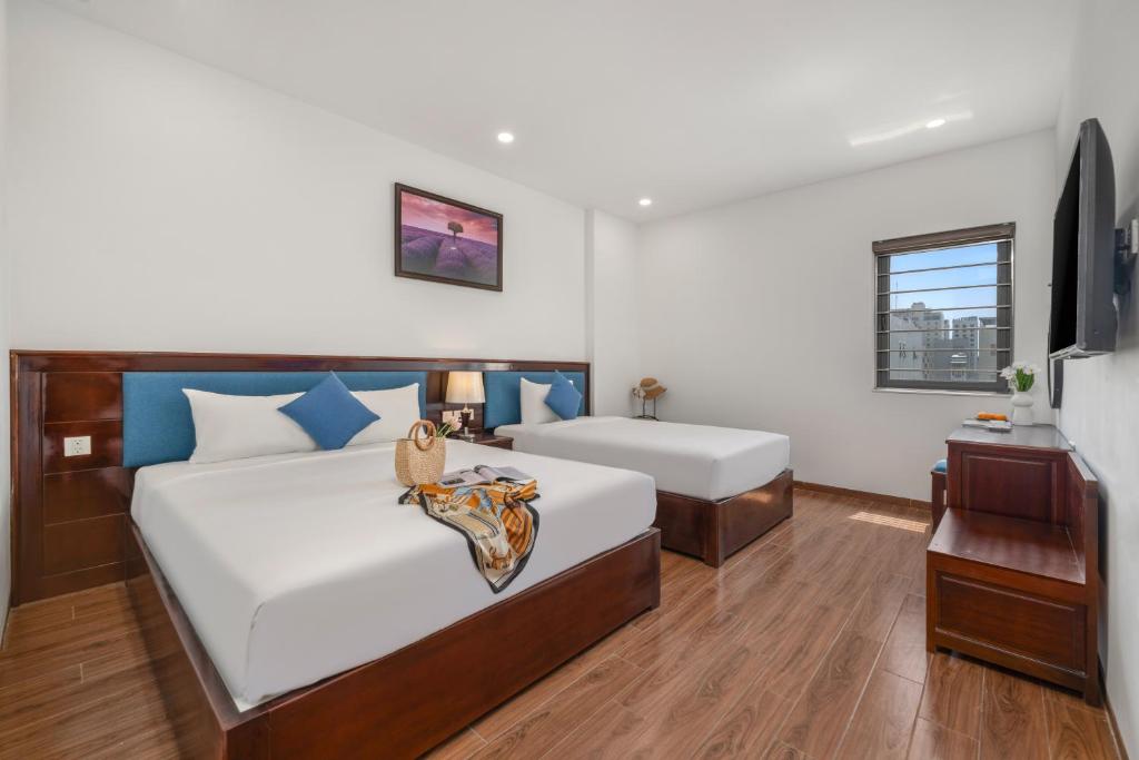 Giường trong phòng chung tại Sea Near Me Hotel Danang