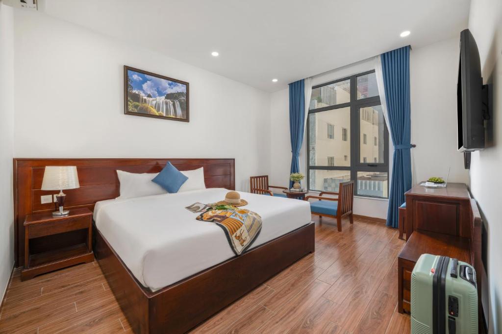 Giường trong phòng chung tại Sea Near Me Hotel Danang