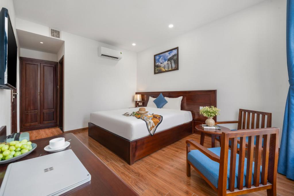 Giường trong phòng chung tại Sea Near Me Hotel Danang