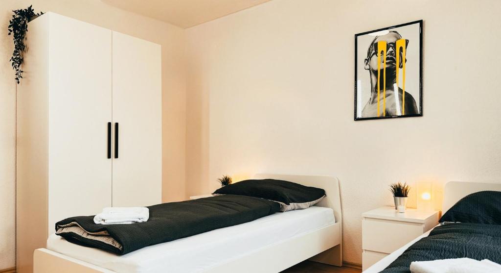 Llit o llits en una habitació de Monteurwohnung mit Balkon und Wohnzimmer