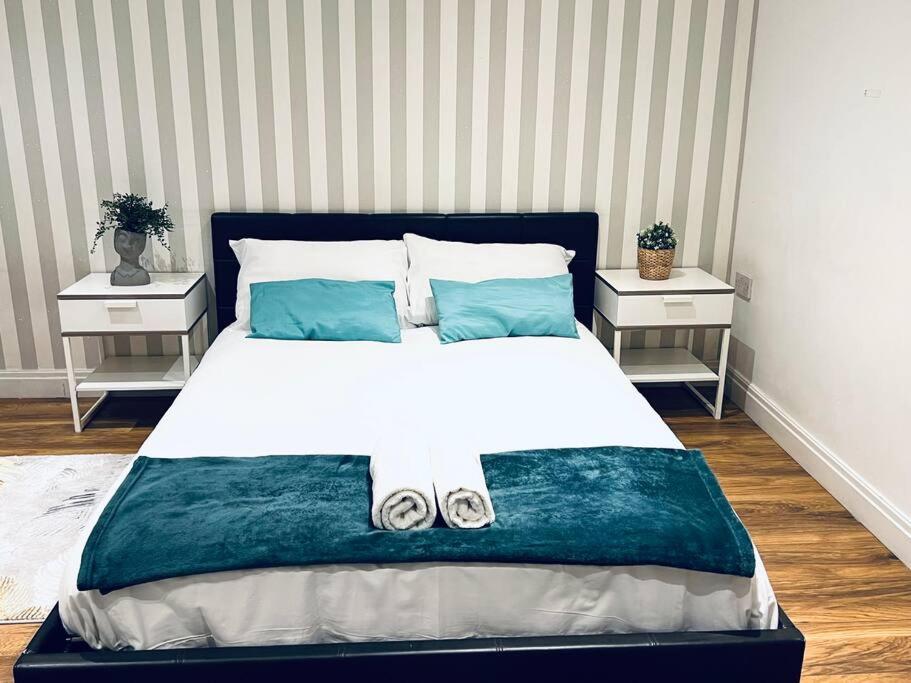 1 dormitorio con 1 cama grande y 2 mesitas de noche en Gorgeous one bed room flat in central London en Londres