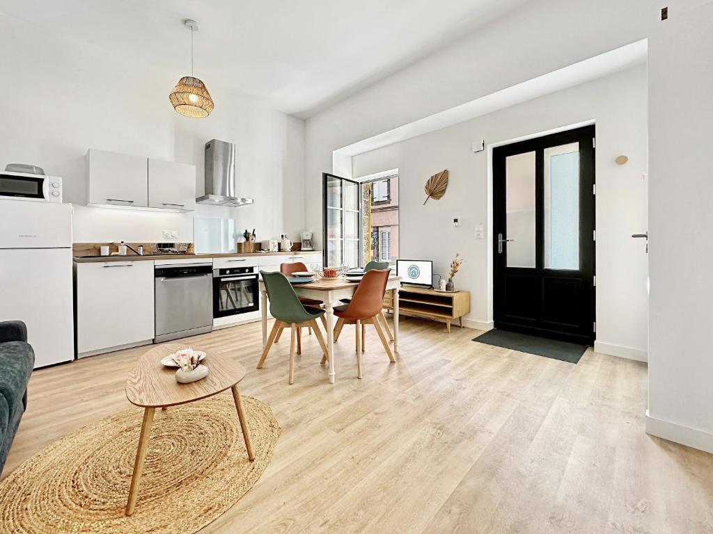 une cuisine et un salon avec une table et des chaises dans l'établissement *L'Armorique* ravissant appartement cosy, à Brest