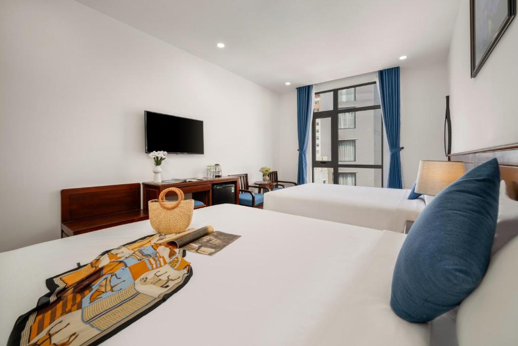 Giường trong phòng chung tại Sea Near Me Hotel Danang