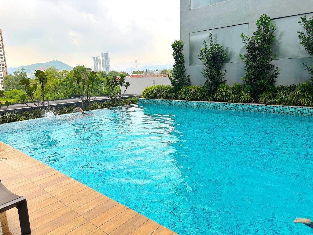 una piscina en medio de un edificio en Neu Suites By Serenity Vacation Homes, en Kuala Lumpur