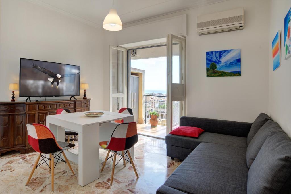 A television and/or entertainment centre at Top Floor Aparthotel Bentivoglio