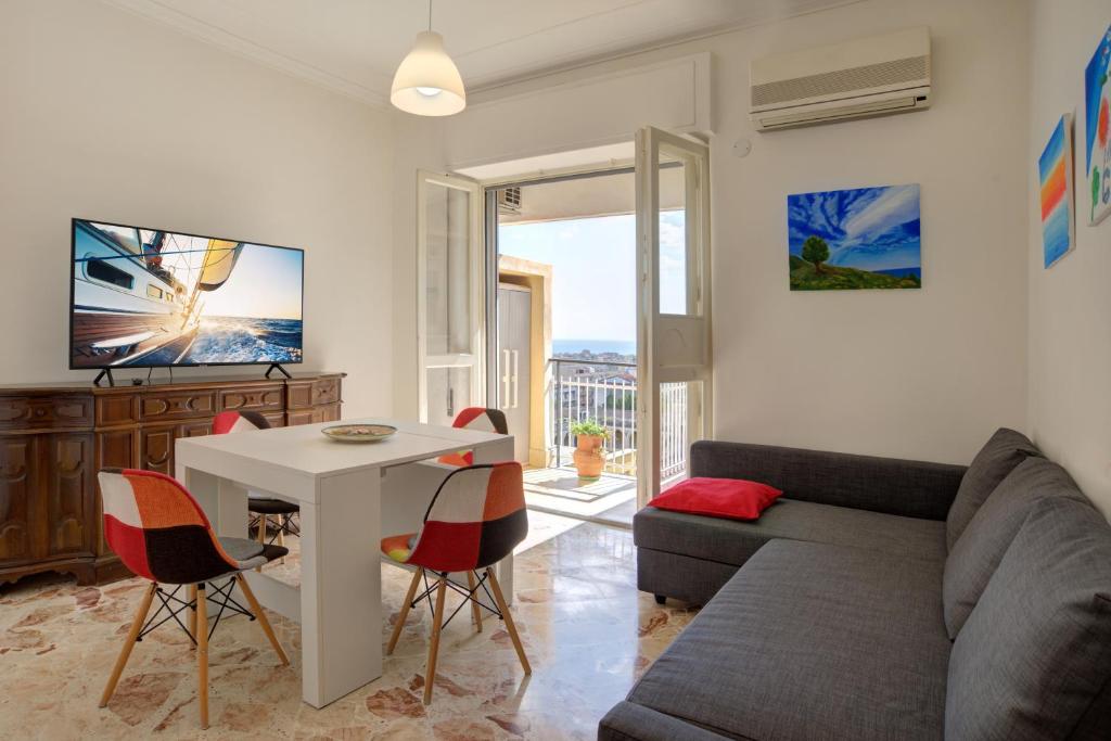 A television and/or entertainment centre at Top Floor Aparthotel Bentivoglio