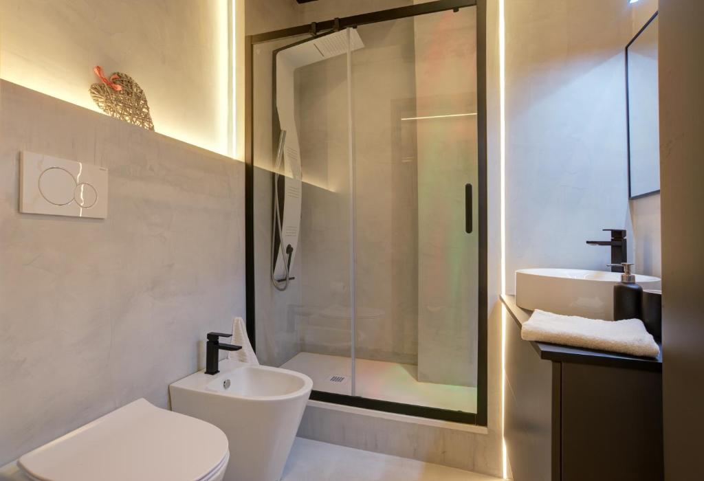 A bathroom at Top Floor Aparthotel Bentivoglio