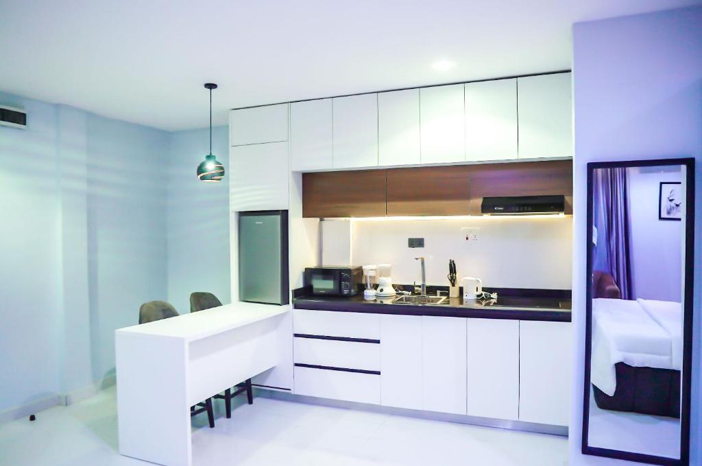 Kuchyň nebo kuchyňský kout v ubytování Cedarwood Apartments