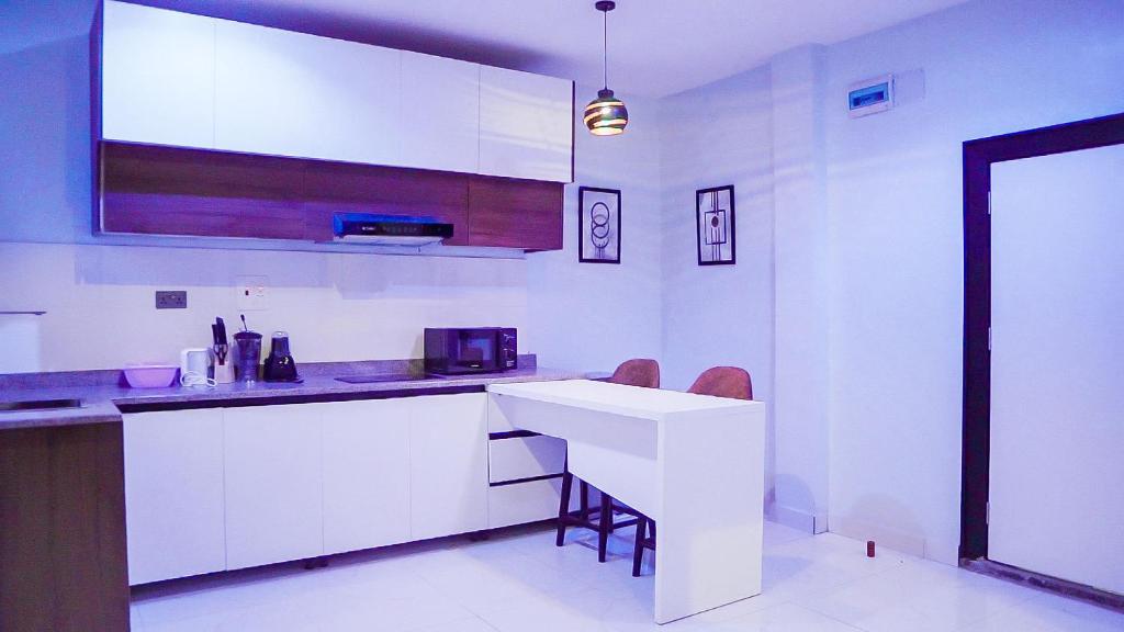 Kuchyň nebo kuchyňský kout v ubytování Cedarwood Apartments