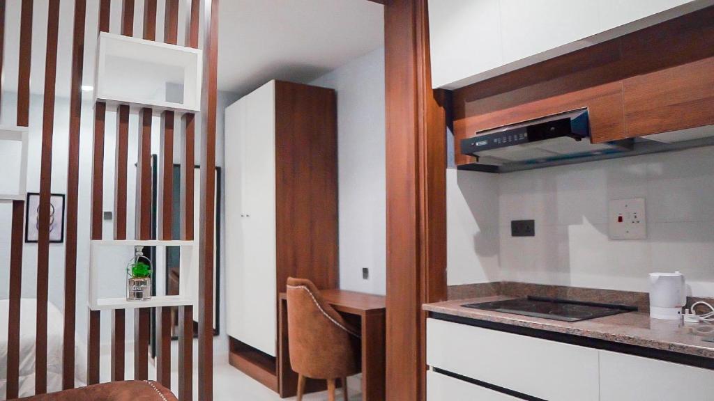 Kuchyň nebo kuchyňský kout v ubytování Cedarwood Apartments