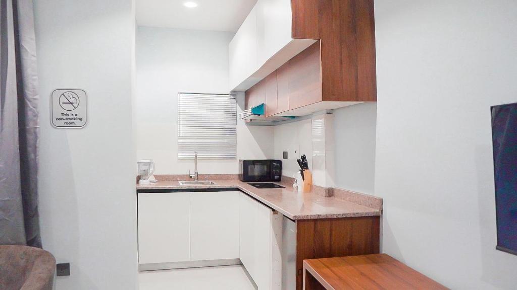 Kuchyň nebo kuchyňský kout v ubytování Cedarwood Apartments