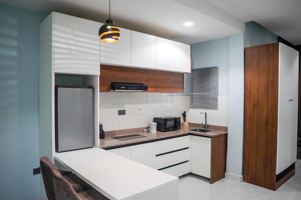 Kuchyň nebo kuchyňský kout v ubytování Cedarwood Apartments