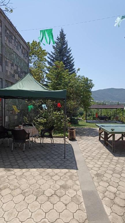 Nespecifikovaný výhled na hory nebo výhled na hory při pohledu z hostelu