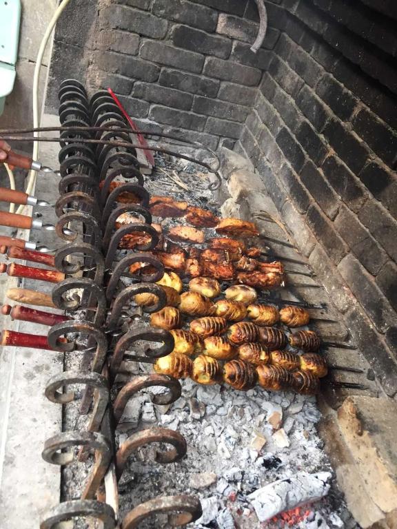 Gril dostupný pro hosty v hostelu