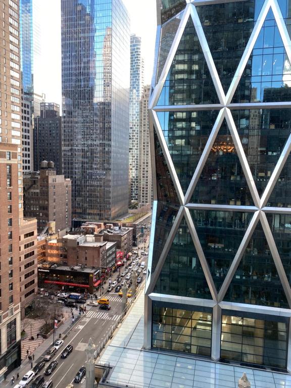 Blick auf eine belebte Stadtstraße mit hohen Gebäuden in der Unterkunft Midtown Manhattan at its best! in New York